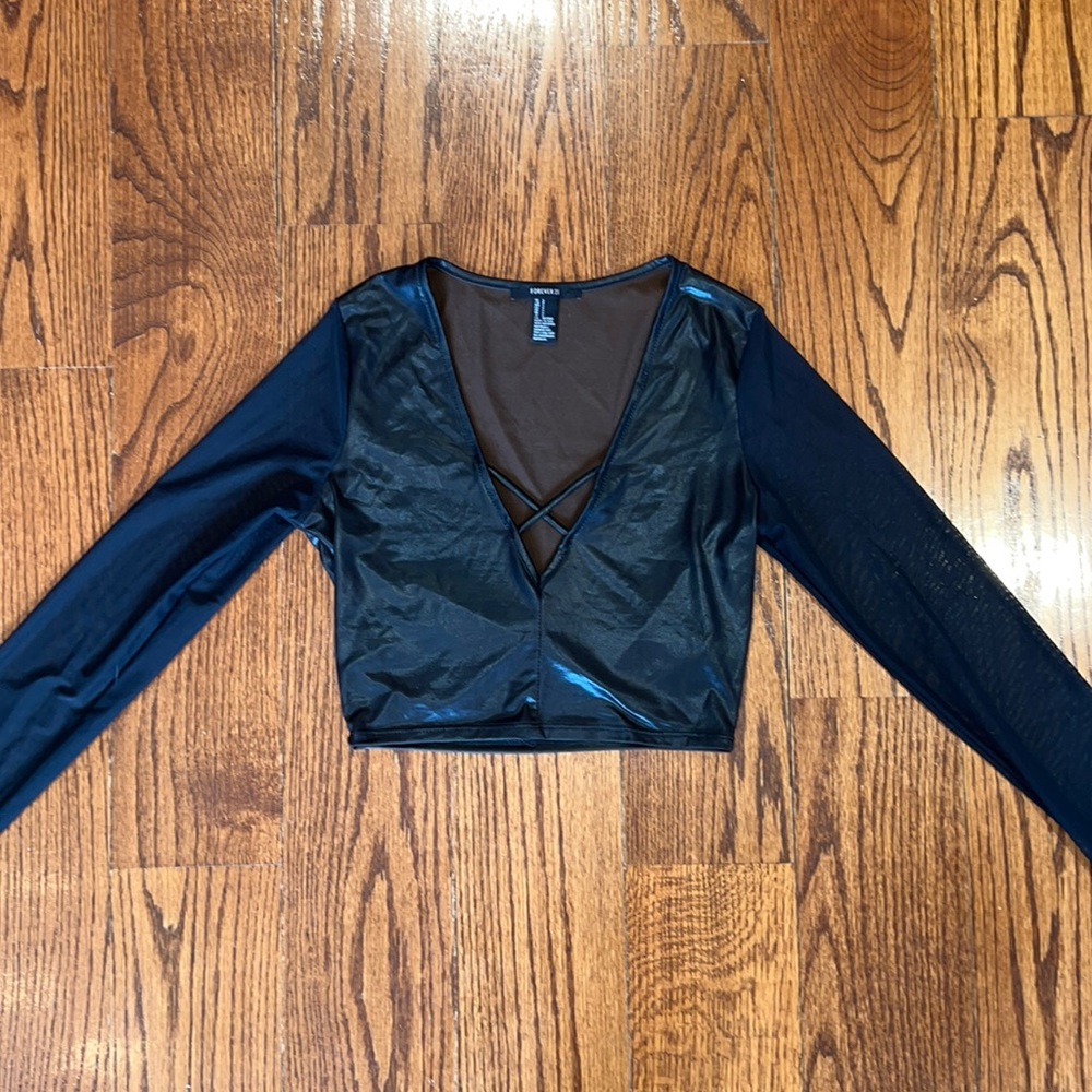 FOREVER 21 Criss Cross Vneck Long Sleeve Crop Top